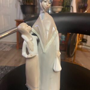 Rare Vintage Cascades porcelain Daughter looking up at Mother figurine, Spain